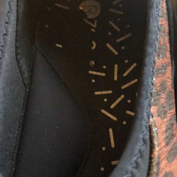 Bzees man made animal print slip on shoes size 8.5 - Picture 6 of 7